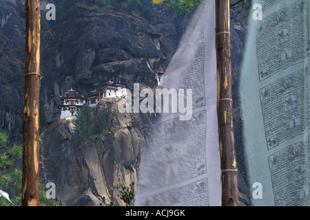 Des Tigers Nest Tiger Taktsang Kloster umrahmt von Gebet Fahnen Königreich bhutan Stockfoto