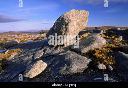 Granit glazialen erratischen nahe dem Gipfel des Glendowan Moylenanav berg, berge, County Donegal, Irland. Stockfoto