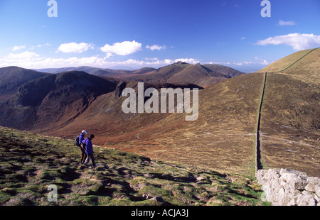 Wanderer an den Hängen des Slieve Donard, neben der Mourne Wall, County Down, Nordirland. Stockfoto