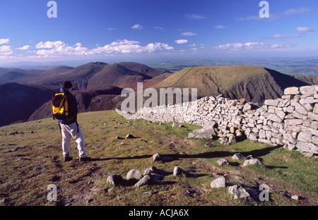 Walker auf die Mourne Mountains vom Gipfel des Slieve Donard. County Down, Nordirland. Stockfoto