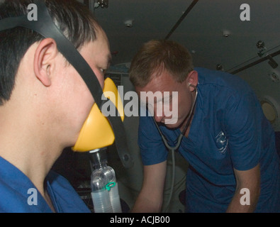 Patient erfährt Hyperbare Sauerstoffbehandlung in Druckkammer London Hyperbare Medizin Ltd Whipps Cross Hospital Lond Stockfoto