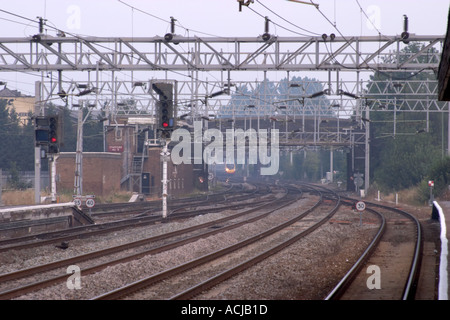 Ein natives Westküste Pendolino elektrischer Zug nahenden Stafford Bahnhof an der West Coast Main line Stockfoto