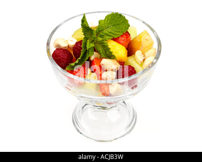 Frische, gesunde Frucht Salat im Glas serviert Schüssel oder Teller Isoliert gegen einen weißen Hintergrund mit keine Menschen und einen Freistellungspfad Stockfoto