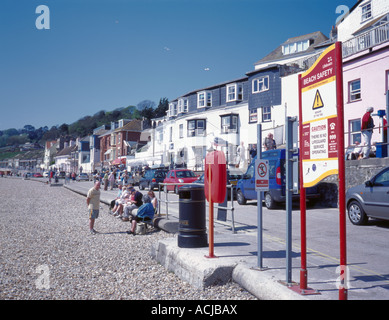 Zeichen für die Sicherheit und das Leben auf der Promenade, Lyme Regis, Dorset, England, UK. Stockfoto