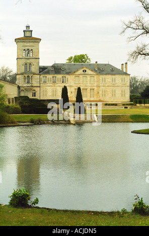 Château Lagrange mit Turm und Zierteich, Château, St Saint Julien, Gironde, Frankreich. Médoc Medoc Bordeaux Gironde Aquitaine Frankreich Europa im winter Stockfoto