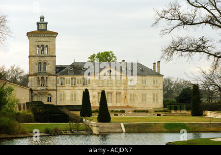 Château Lagrange mit Turm und Zierteich, Château, St Saint Julien, Gironde, Frankreich. Médoc Medoc Bordeaux Gironde Aquitaine Frankreich Europa im winter Stockfoto