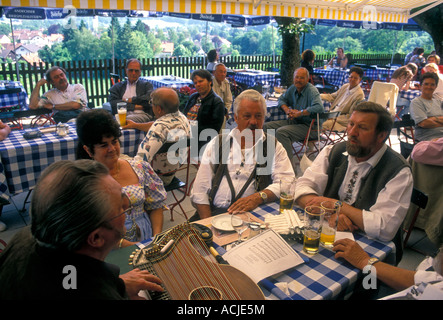 Deutsche Männer, Sänger, Sänger, singt, spielt Zither, Kloster Andechs, Andechs, Bayern, Deutschland, Europa Stockfoto