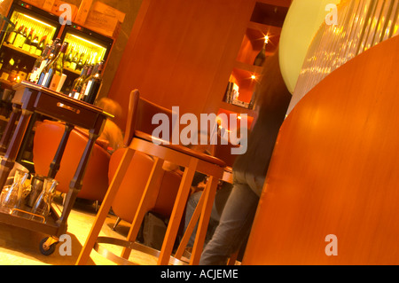 Die Wein bar Eriks Vinbar Gondolen Slussen-Stockholm mit einer Bar Hocker und Leute sitzen in Liegestühlen im Hintergrund Stockholm, Schweden, Sverige, Europa Stockfoto