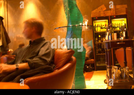 Die Weinbar Eriks Vinbar Gondolen in Slussen Stockholm mit einem Glas Skulptur einen Trolley mit Weinflaschen und Leute sitzen in Lounge Stühle fuzzy Stockholm, Schweden, Sverige, Europa Stockfoto