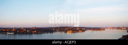 Ein großen Panorama Abend Blick über Strommen Stockholm Strom mit von links nach rechts die af Chapman Baum Mast Schiff und Jugendherberge auf der geraden, Skeppsholmen und Kastellholmen Djurgarden, die den Archipel und Nacka führen. Stockholm, Schweden, Sverige, Europa Stockfoto