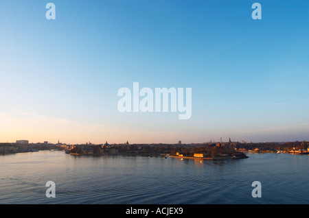 Ein Abend-Blick über Strommen Stockholm Strom mit von links nach rechts von der geraden, die Altstadt Gamla Stan, Skeppsholmen und Kastellholmen Djurgarden führenden aus dem Archipel Stockholm, Schweden, Sverige, Europa Stockfoto