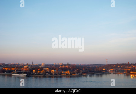 Ein großen Panorama Abend Blick über Strommen Stockholm Strom mit von links nach rechts die af Chapman Baum Mast Schiff und Jugend Herberge auf Skeppsholmen, Kastellholmen The Kaknastornet Kaknas Tower im Hintergrund Stockholm, Schweden, Sverige, Europa Stockfoto