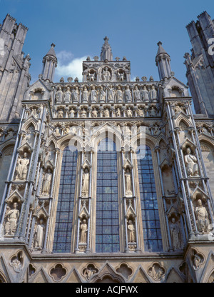 Giebel und Fenster Detail der Westfassade der Kathedrale von Wells, Wells, Somerset, England, UK. Stockfoto