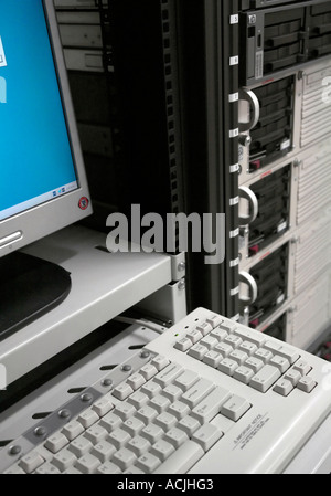 Monitor und Tastatur Nahaufnahme mit Software-Installations-CD Stockfoto