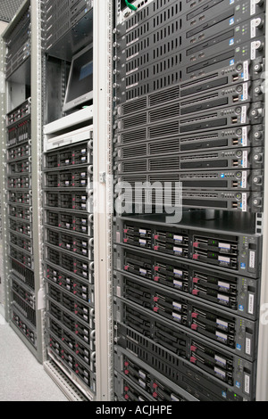 HP Proliant Rack Server und Management-Konsole montiert Stockfoto