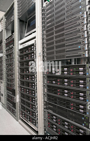 HP Proliant Rack Server und Management-Konsole montiert Stockfoto