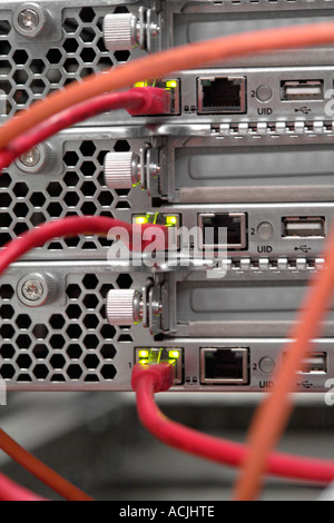 Computer-Server-Netzwerk-Ports und farbigen Netzwerk-Verkabelung - 10BaseT Kategorie 5 Netzwerk Verkabelung mit Netzwerk-Carrier LEDs in rot Stockfoto