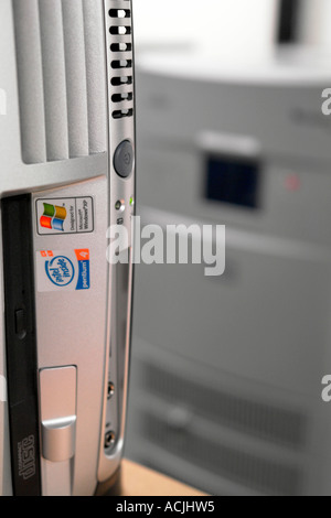 Windows-PC auf Rack mit UPS im Hintergrund Stockfoto