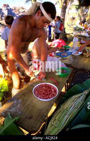 Eingeborene, die Zubereitung von traditionellen Speisen Osterinsel während Tapati Festival Rapa Nui Stockfoto