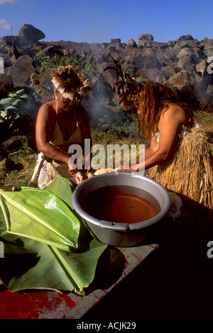 Eingeborene, die Zubereitung von traditionellen Speisen Osterinsel während Tapati Festival Rapa Nui Stockfoto