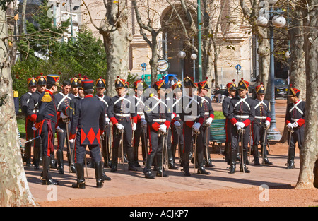 Eine Militärparade auf dem Plaza Constitucion Verfassung Platz im alten Stil Uniformen gekleidet und tragen Säbel. Montevideo, Uruguay, Südamerika Stockfoto