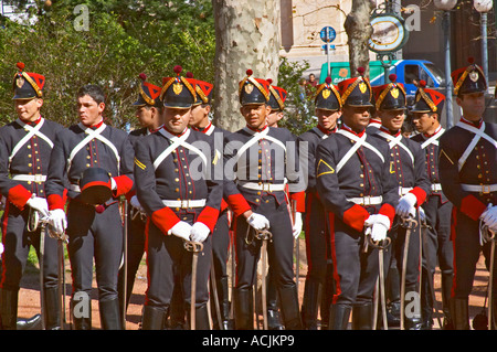 Eine Militärparade auf dem Plaza Constitucion Verfassung Platz im alten Stil Uniformen gekleidet und tragen Säbel. Vor der Iglesia Matriz Kirche Montevideo, Uruguay, Südamerika Stockfoto