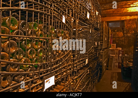 Die private Flasche Alterung Keller mit Hunderten, Tausenden von Flaschen in Metall Schmiedeeisen Käfigen Altern. Bodega Juanico Familia Deicas Winery, Juanico, Canelones, Uruguay, Südamerika Stockfoto