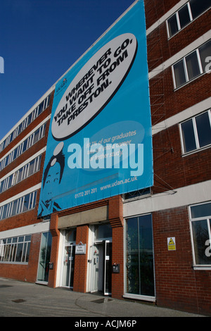 Ein Werbebanner an der University of Central Lancashire (UCLan) Stockfoto