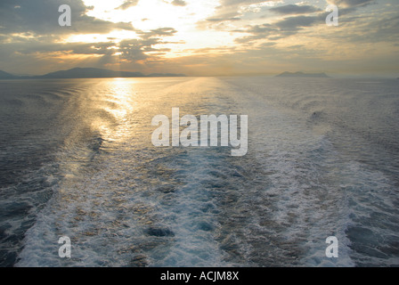 Propeller Wasserwirbel der Schiffe in die Ägäis & Sonnenuntergang über dem Horizont Küste von Griechenland aus Stern von Kreuzfahrtschiff liner Abfahrt Festland gesehen Stockfoto