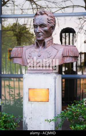 Statue Büste vor einem militärischen Gebäude in der Nähe von Carlos Morales Street mit Simon Bolivar El Libertador, der Befreier, ursprünglich aus Venezuela aber, die entscheidend für die Liberalisierung von Südamerika, speziell Kolumbien war deren erster Präsident er wurde. 1783-1830 Montevideo, Uruguay, Südamerika Stockfoto