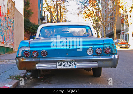 Ein Klassiker, aber heruntergekommenen blau-weiße alte amerikanische Auto geparkt in einer Straße in der Stadt Montevideo, Uruguay, Südamerika Stockfoto