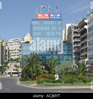 Die griechischen Hafen Piräus in Athen teil der wasserseitigen Zugang zum Dock mit Bürogebäude und Werbung für Fähre reisen Griechenland EU Stockfoto