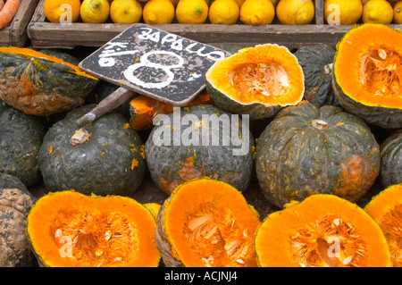 Markt Stall Straßenmarkt Kaufmann Verkauf Kürbisse halbieren anzuzeigenden orange Fruchtfleisch, Zapallo Montevideo, Uruguay, Südamerika Stockfoto