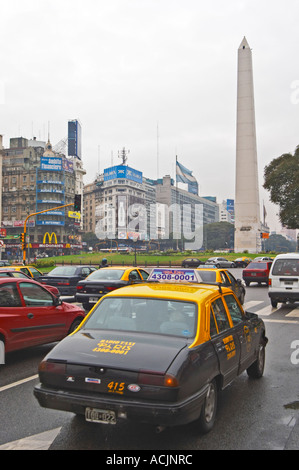 Der Obelisk, Obelisco, auf dem Plaza De La Republica Platz auf der Avenida 9 Julio Avenue des 9. Juli, Taxis und Autos im Vordergrund. Verkehr. Moderne Bürogebäude. Buenos Aires-Argentinien, Südamerika