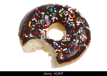 Donut mit Biss auf weißem Hintergrund ausschneiden Stockfoto