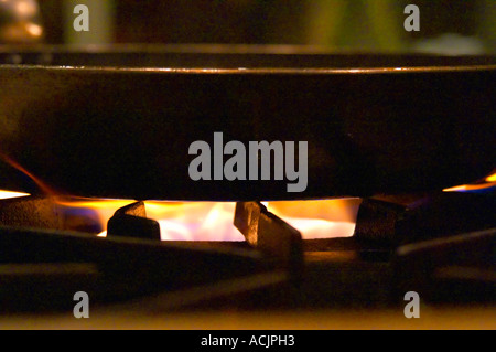 Blaue und gelbe Gas Feuer Flammen Brenner auf einer gusseisernen professionelle Restaurantküche Herd, Pfanne. Der Dolly Irigoyen - berühmten Koch und TV-Moderatorin - privates Restaurant, Buenos Aires, Argentinien, Südamerika Espacio Dolli Stockfoto