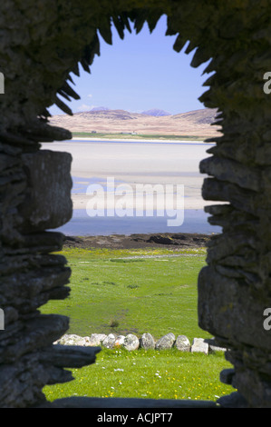 Kilnave Kapelle Isle of Islay Agyll und Bute Schottland Blick durch das Ostfenster über Loch Gruinart Stockfoto