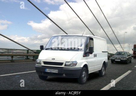 Van fahren über eine Brücke Stockfoto