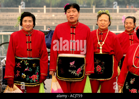 Chinesische Frauen in traditioneller Kleidung in Peking China Stockfoto
