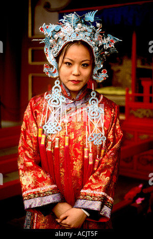 Junge chinesische Frau in traditioneller Kleidung in China Stockfoto