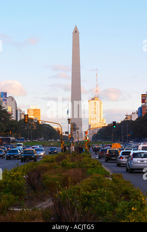 Der Obelisk, Obelisco, auf dem Plaza De La Republica Platz auf der Avenida 9 Julio Avenue des 9. Juli, Taxis und Autos im Vordergrund. Verkehr. Moderne Bürogebäude. bei Sonnenuntergang. Buenos Aires-Argentinien, Südamerika Stockfoto