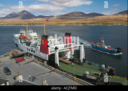 Caledonian MacBrayne Fähre und Jura Fähre in Port Askaig, Isle of Islay, Argyll and Bute, Scotland Stockfoto