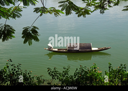 Boot auf dem Parfümfluss in Hue, Vietnam Stockfoto