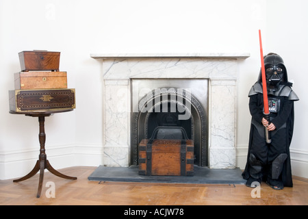 Junge in Darth Vader Kostüm Stockfoto