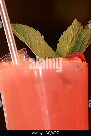 CHAMPAGNER-COCKTAIL MIT BLATT-STROH UND HIMBEEREN AUF BAR IN OXFORD ENGLAND Stockfoto
