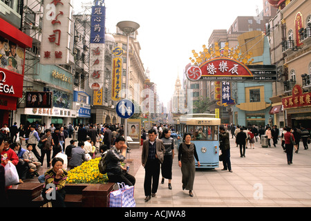 Shopping auf der berühmten Nanjing Road ohne Autos und nur Wagen in Shanghai China Stockfoto