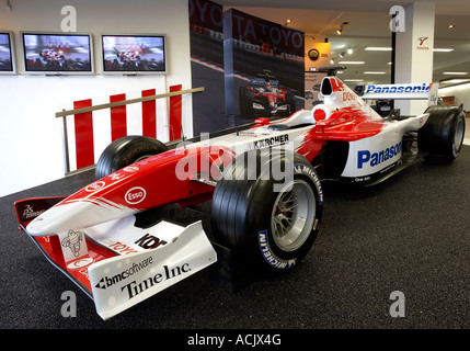 Toyota F1-Auto im showroom Stockfoto