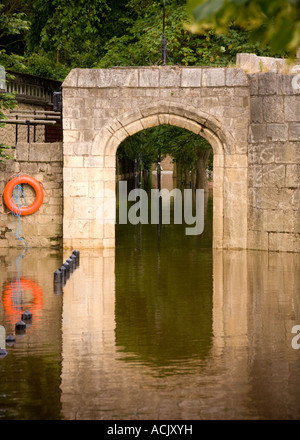 Mittelalterlicher Steinbogen über einem überfluteten Dame Judi Dench Walk von Marygate Landing in York aus gesehen nach schweren Sommerfluten. UK Stockfoto