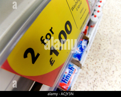 Schnäppchen-Zeichen in einem Supermarkt zwei für ein Pfund Stockfoto