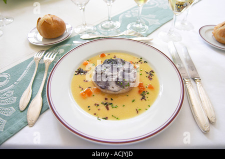 Runde Timbal mit Zander Fisch bedeckt mit "Schuppen" der blaue farbige Kartoffeln in dünne Scheiben geschnitten, serviert mit Buttersauce Beurre Blanc Chateau de Cerons (Cérons) Sauternes Gironde Aquitaine Frankreich Stockfoto